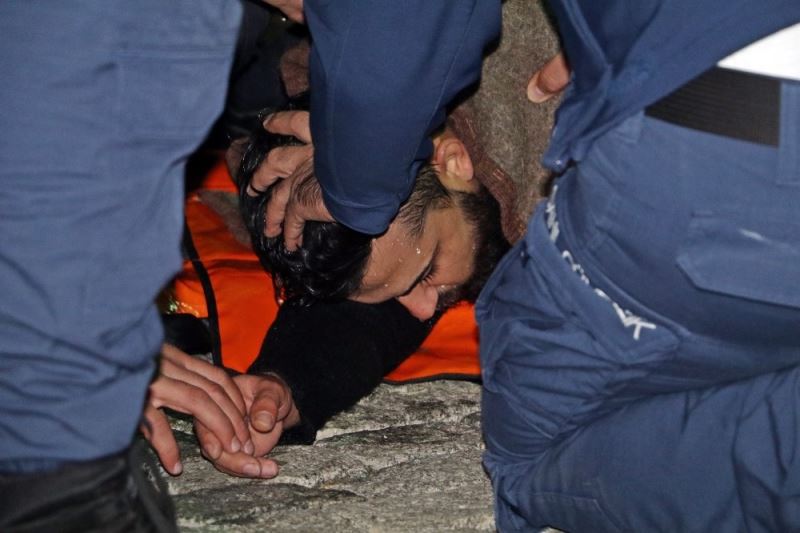 25 metrelik falezden düşen şahsı deniz polisi kurtardı

