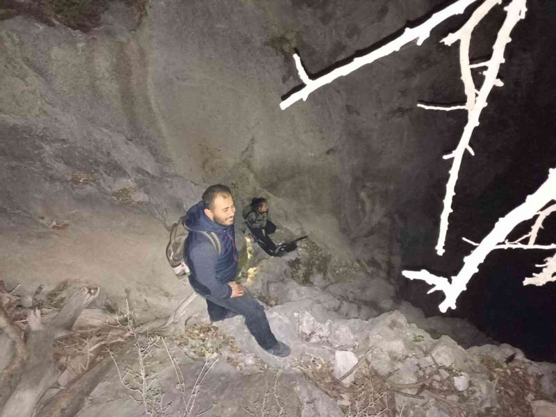 Bey Dağları’nda yolunu kaybeden 1’i kadın 2 kişi jandarma tarafından kurtarıldı
