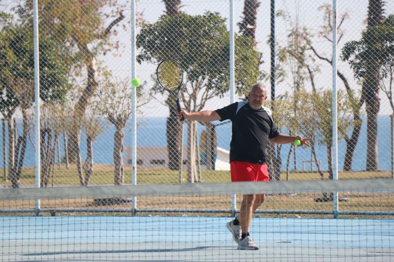 Ücretsiz tenis kortları haftada 500 kişiyi ağırlıyor
