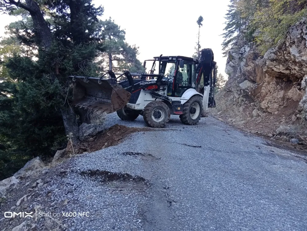 Alanya’da şiddetli yağışın bozduğu yolları açıyor