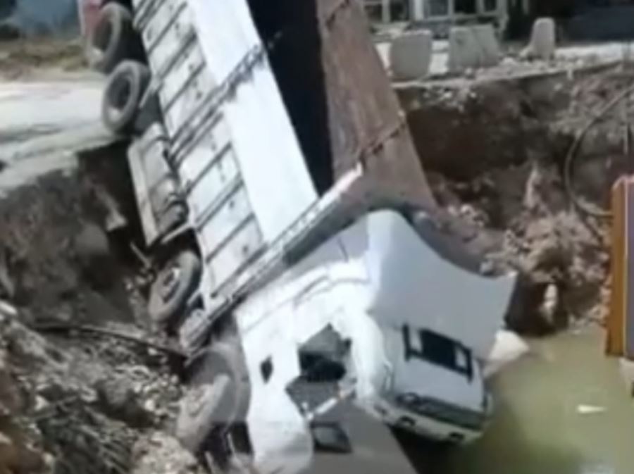 Alanya’da kamyon inşaatın temeline devrildi