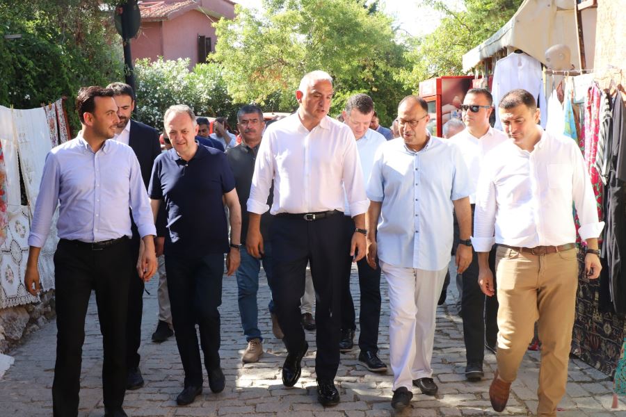 Bakan Ersoy Alanya’da turizmciler ile bir araya geldi