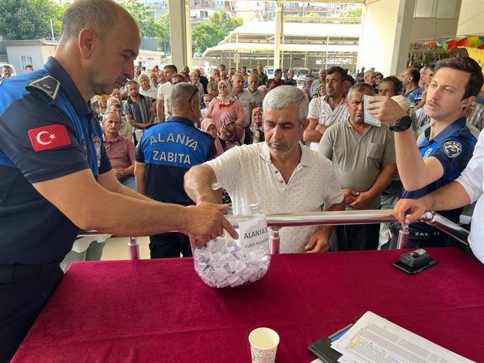 Cuma pazarında ilk kuralar çekildi