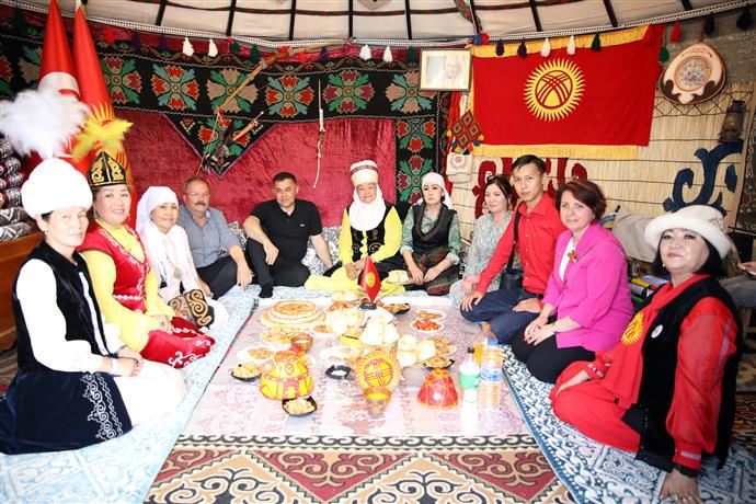 Başkan Yücel festival alanında vatandaşlarla bir araya geldi