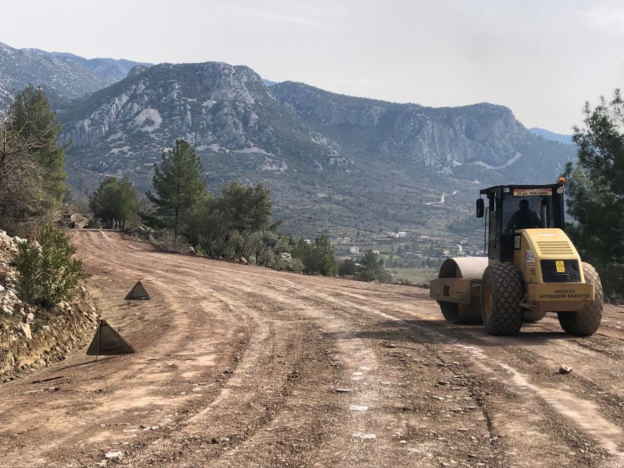 Akseki’de bozulan yollar onarılıyor