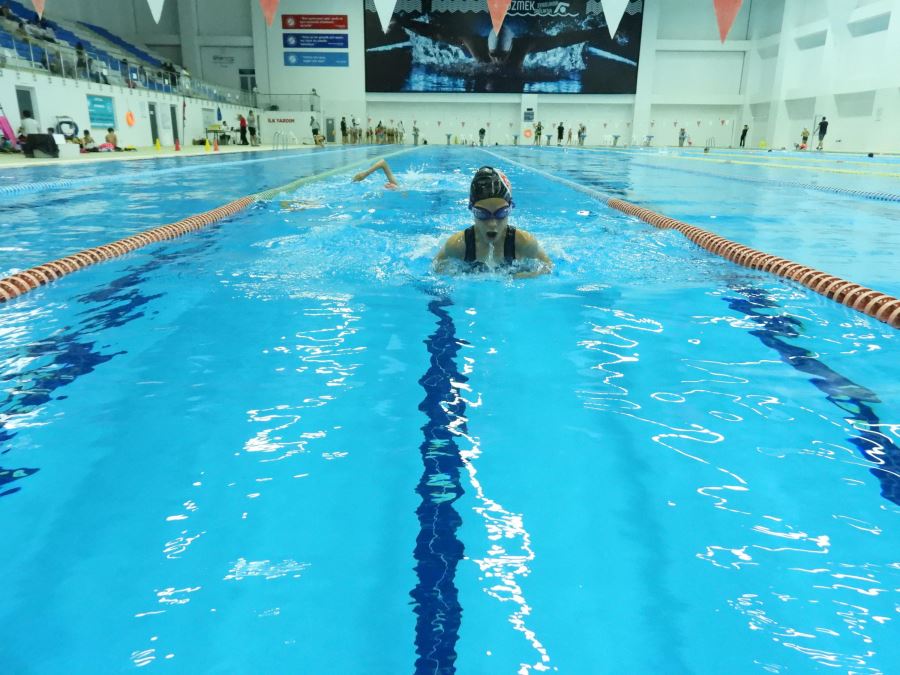 Kepez’in Adnan Menderes Yüzme Havuzu’na yoğun ilgi