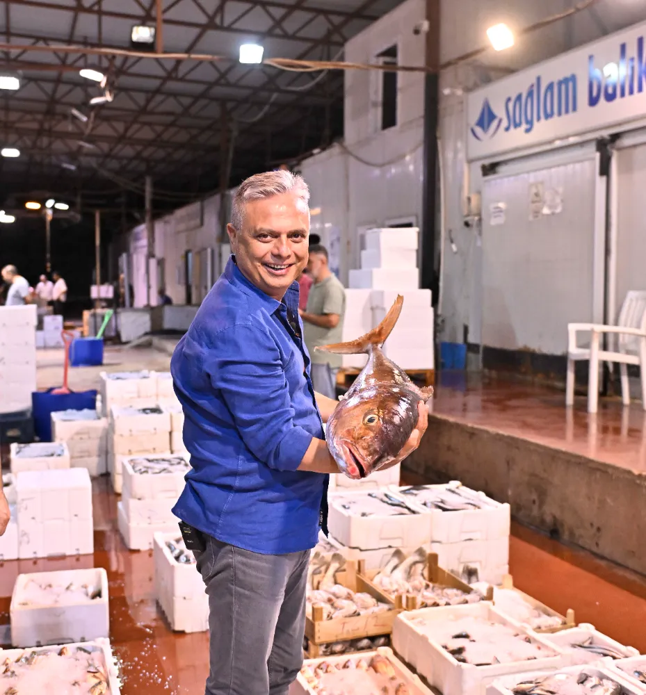 Başkan Uysal, balık mezadını yaptı