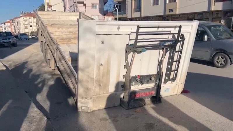 Seyir halindeki tırın dorsesi ayrılıp otomobile çarptı: 1 çocuk yaralı
