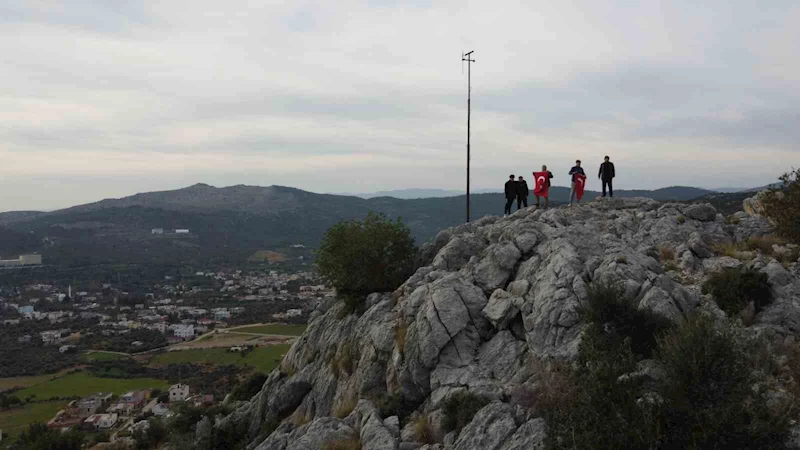 Şehidin adına sancağa bayrak diken genç ölünce, geleneği kardeşi devraldı
