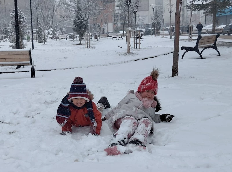 Kahramanmaraş’ta çocukların kar sevinci
