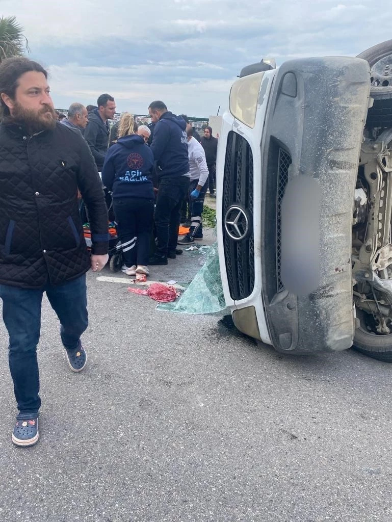 Tarım işçilerini taşıyan servis kamyonetle çarpıştı: 1 ölü, 5 yaralı
