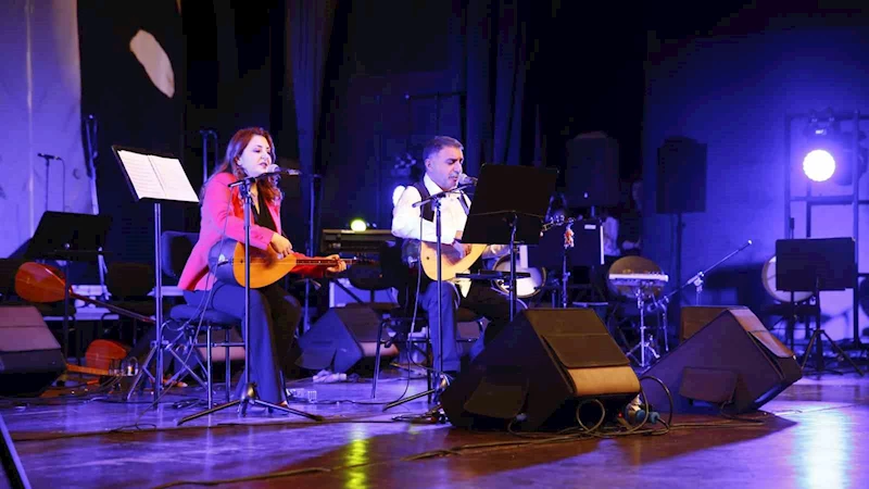 AKM’de Erdal-Mercan Erzincan’dan türkü gecesi
