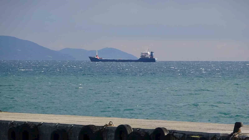 Kuru yük gemisi, hava muhalefeti sebebiyle Alanya açıklarına demirledi
