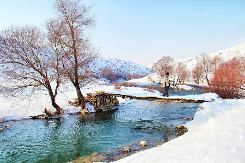 Hurman Çayı karla birleşince kartpostallık görüntü oluşturdu
