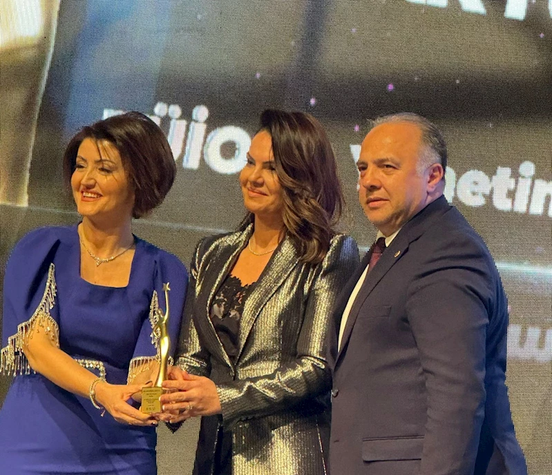 TÜİOSB Başkanı Akyürek Balta’ya ’Yılın Fark Yaratan Kadını’ ödülü
