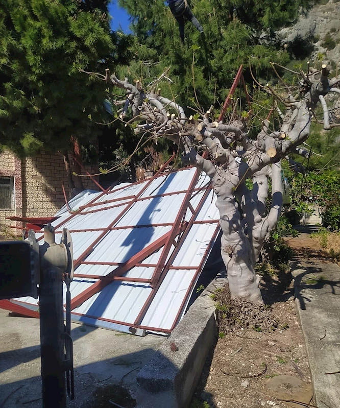 Samandağ’da fırtına evin çatısını uçurdu
