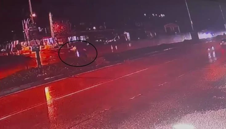 1 kişinin öldüğü feci kazada, çarpmanın etkisiyle 2 yayanın havaya uçtuğu anlar kamerada
