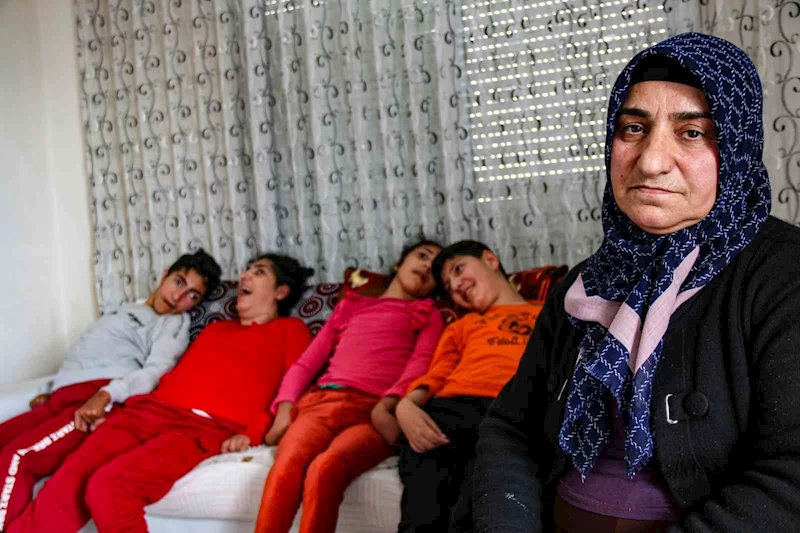 7 çocuktan 4’ü ALS hastası olan annenin kahramanlığı göz yaşartıyor

