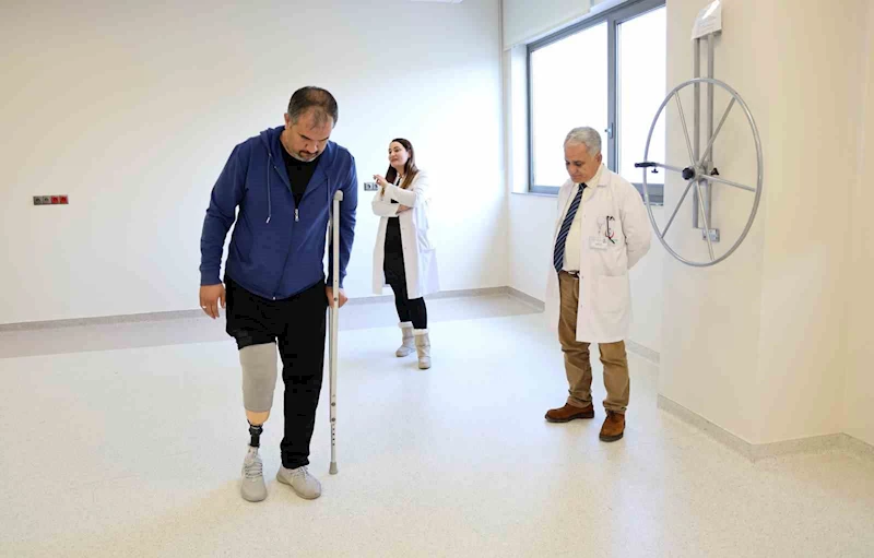 Depremde 2 evladını ve bacağını kaybeden baba, proteziyle yürümeye başladı
