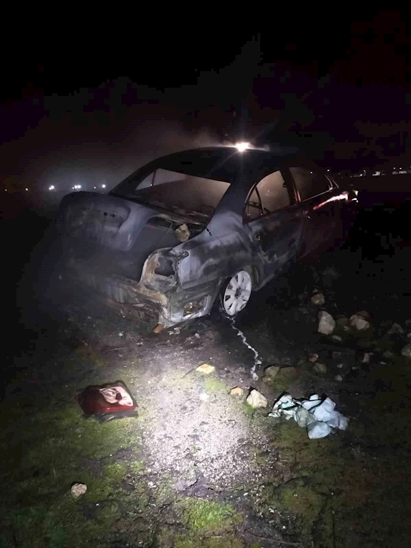 Burdur’da araziye bırakılan otomobil yanarak kullanılamaz hale geldi
