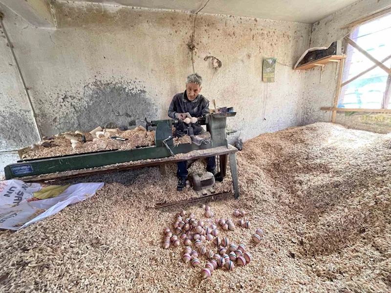 Teknolojiye karşı direnen topacın son ustası, 25 yıldır ahşaba şekil veriyor
