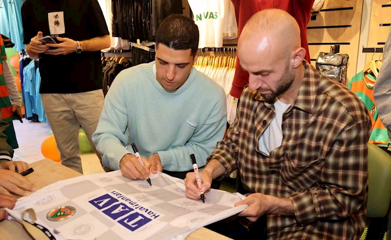 Alanyasporlu futbolcular Efecan ve Novais imza gününe katıldı
