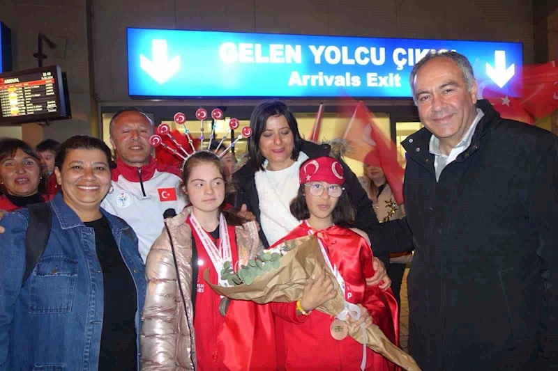 Dünya şampiyonu Selin Naz ve Nilsu’ya coşkulu karşılama
