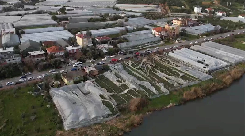 Demre’de hortumun seraları yerle bir ettiği anlar kamerada

