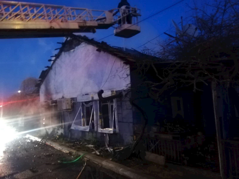 Antalya’da alev alev yanan gecekondu küle döndü
