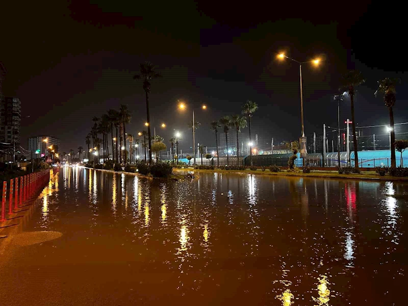 İskenderun’da şiddetli yağışla birlikte caddeler göle döndü

