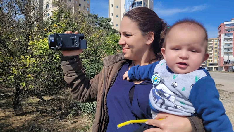 Kadın gazeteci, bebeğiyle haberden habere koşuyor
