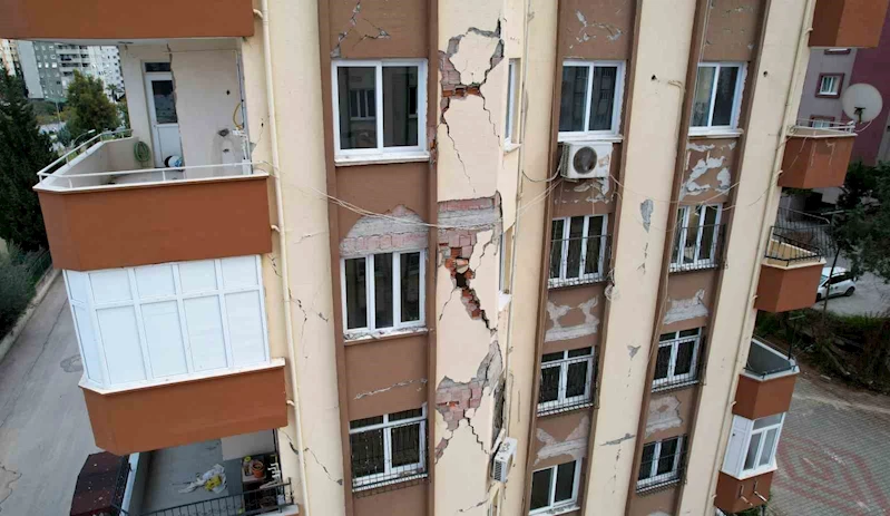 Güçlendirme beklenen binalarda hayat sürüyorlar
