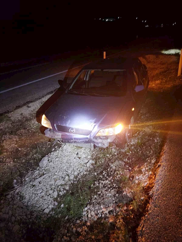 Burdur’da kontrolden çıkan otomobil refüje düştü: 2 yaralı
