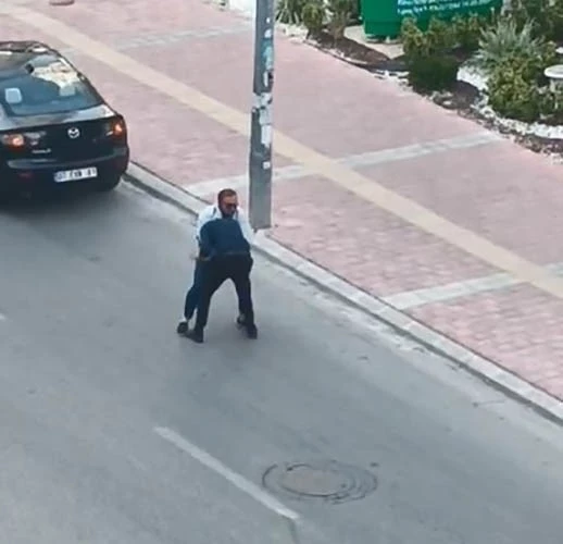 Tartıştığı sürücüyü yere yatırıp defalarca yumrukladı

